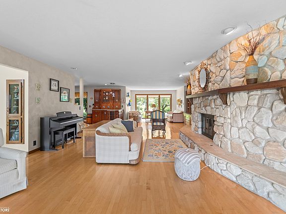 4th image of 2215 Fenton Ave