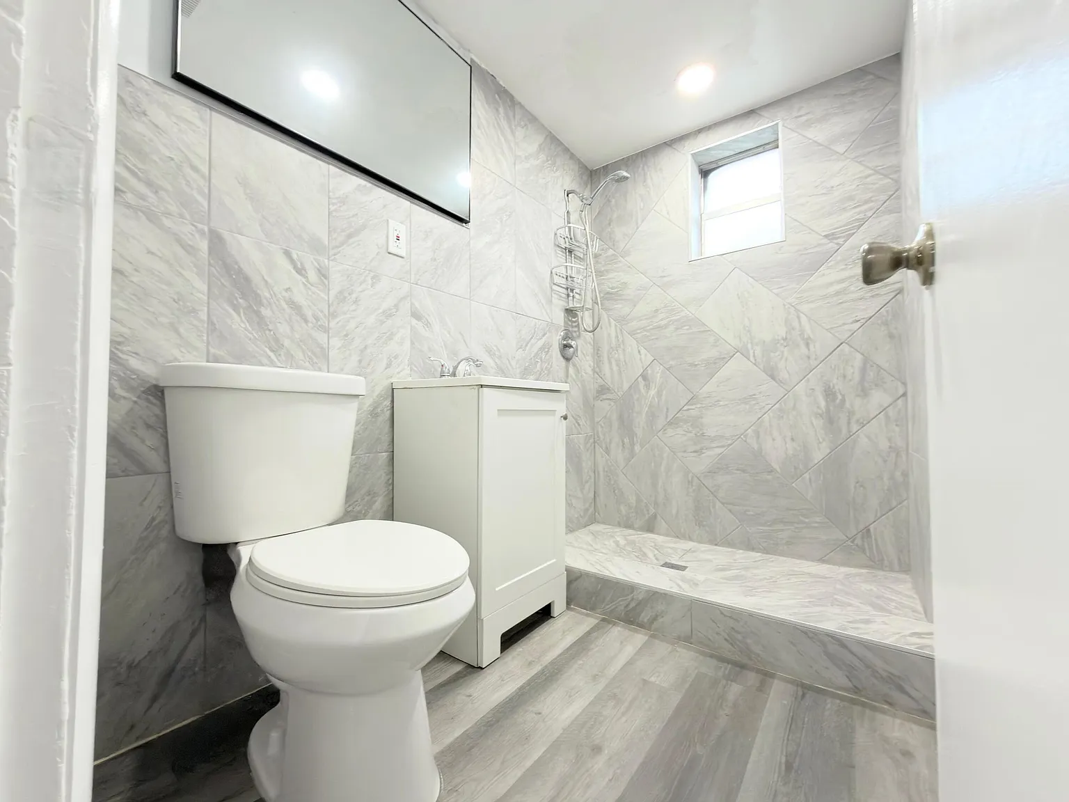 5 bed, 2.0 bath, 4055 sqft, $2,500 — Photo 3