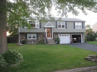 24 Londonderry Ln, Milford, CT 06460