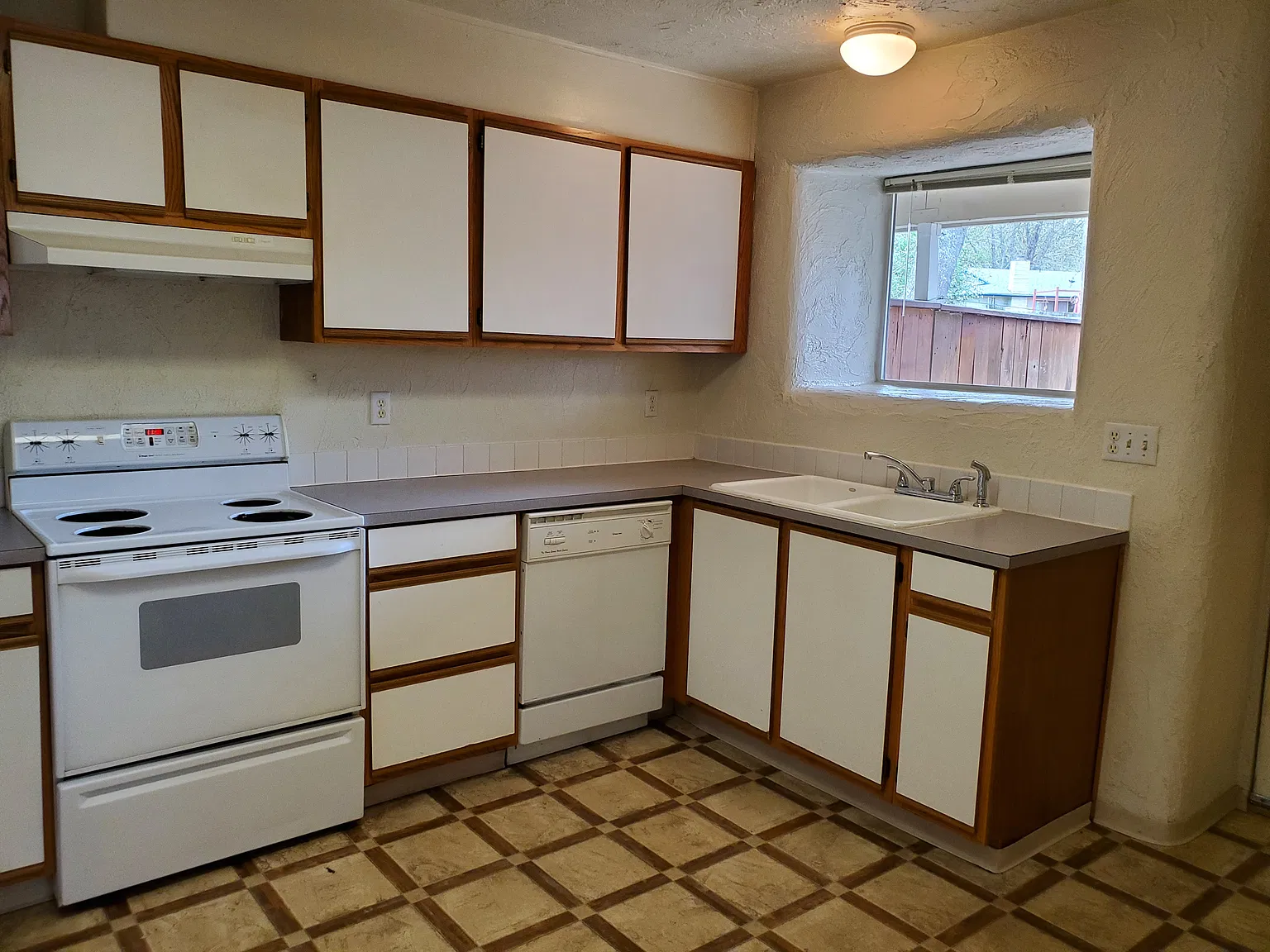 3 bed, 1623 sqft, $2,200 — Photo 2