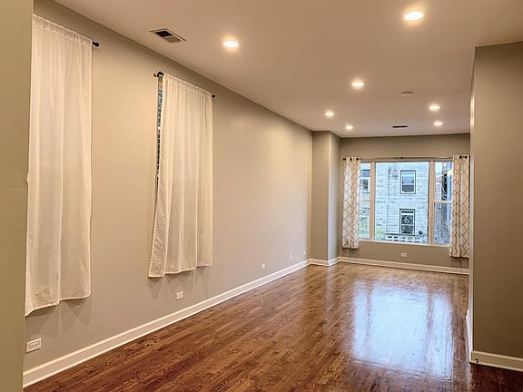 2nd image of 922 W Newport Ave APT 1