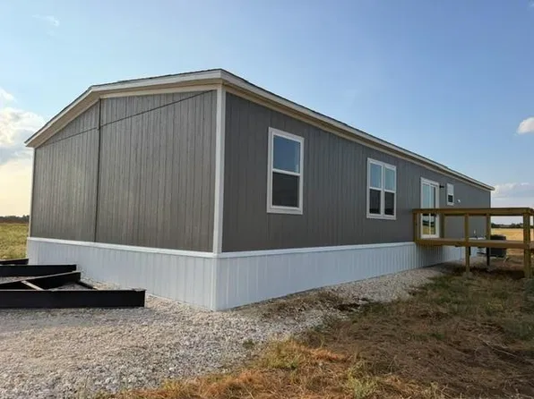 365 County Road 305, Knippa, TX 78801