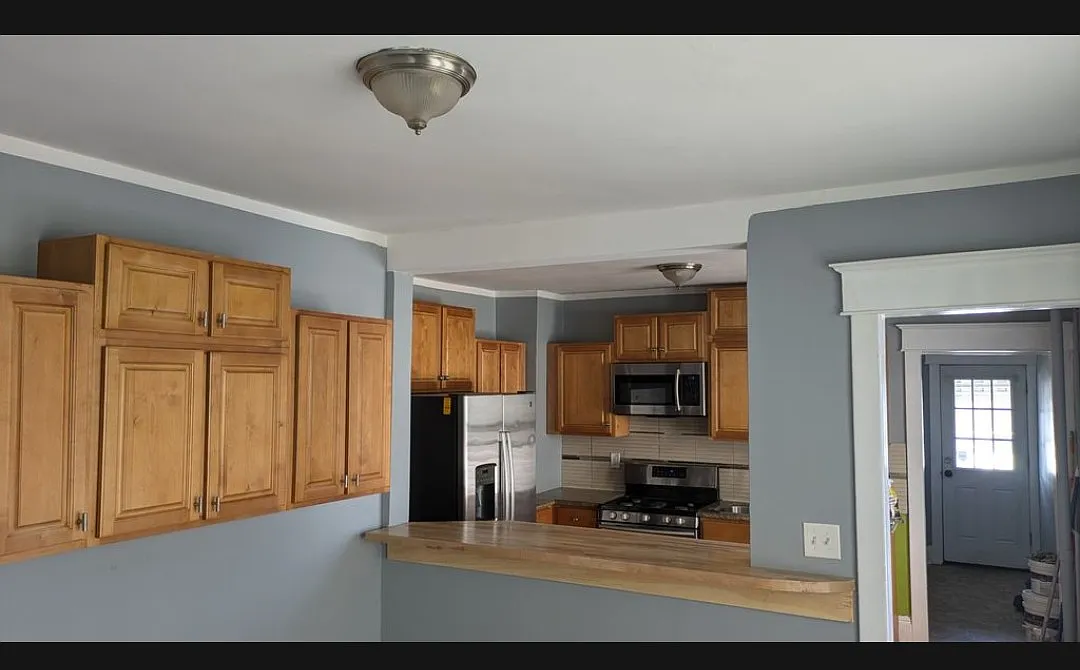 4 bed, 2.5 bath, 2500 sqft, $2,300 — Photo 2