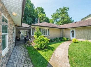 1 Ranch Ct, Saddle Brook, NJ 07663