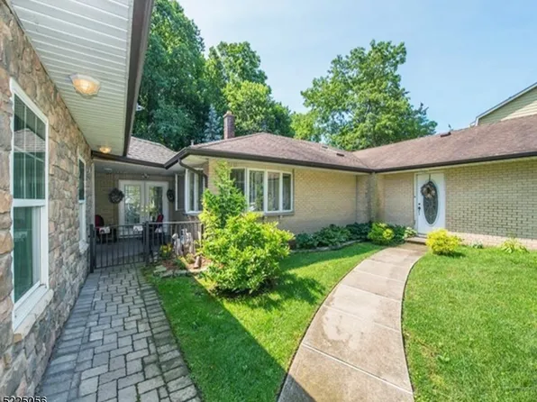 1 Ranch Ct, Saddle Brook Twp., NJ 07663