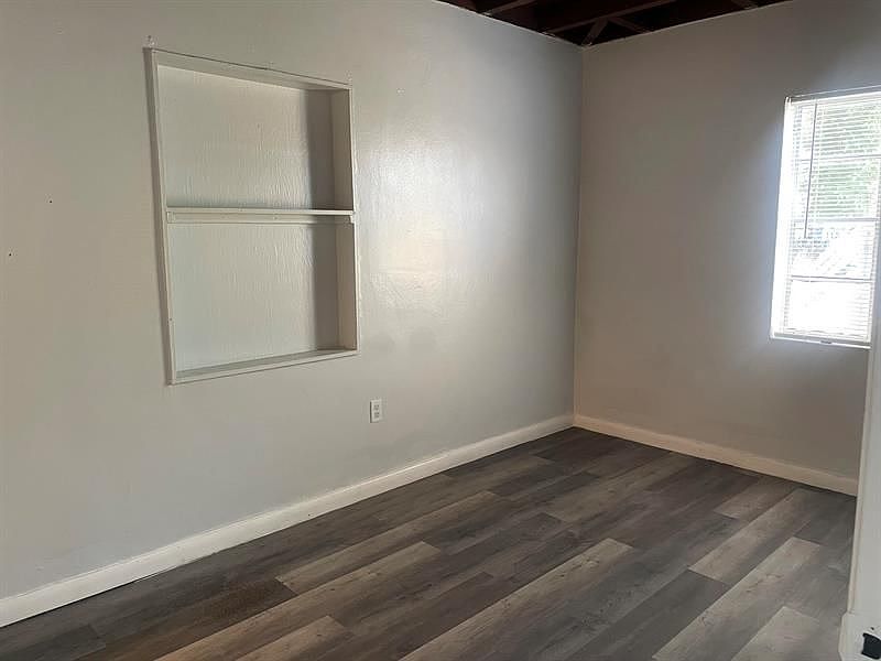 2nd image of 109 E 27th St #B