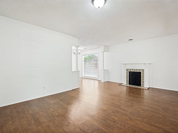 2nd image of 19 Shadowood Ln