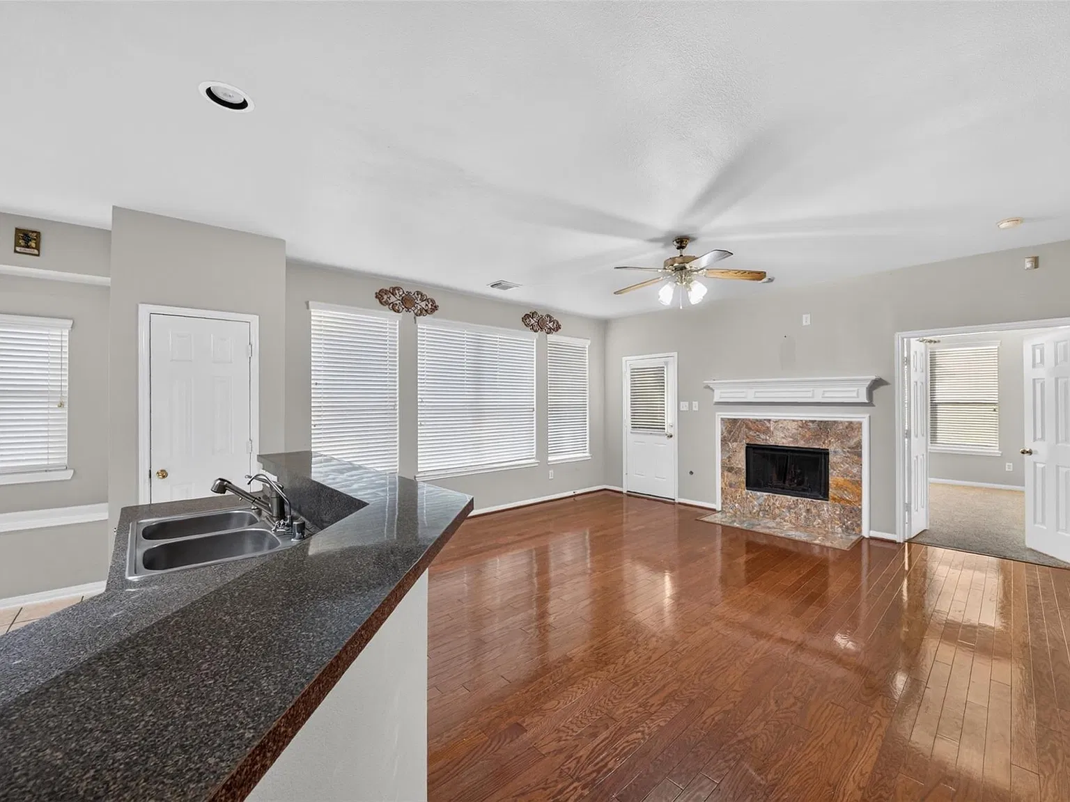 4 bed, 2.0 bath, 1838 sqft, $2,100 — Photo 3