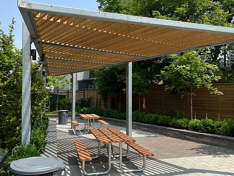 3385 Dundas St W — Photo 32