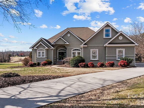 3rd image of 543 Muirfield Way