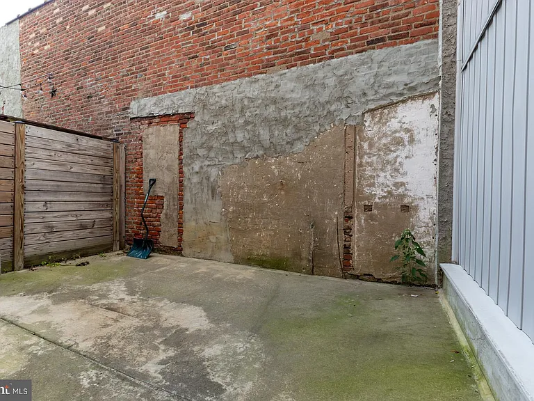 235 W Jefferson St — Photo 28