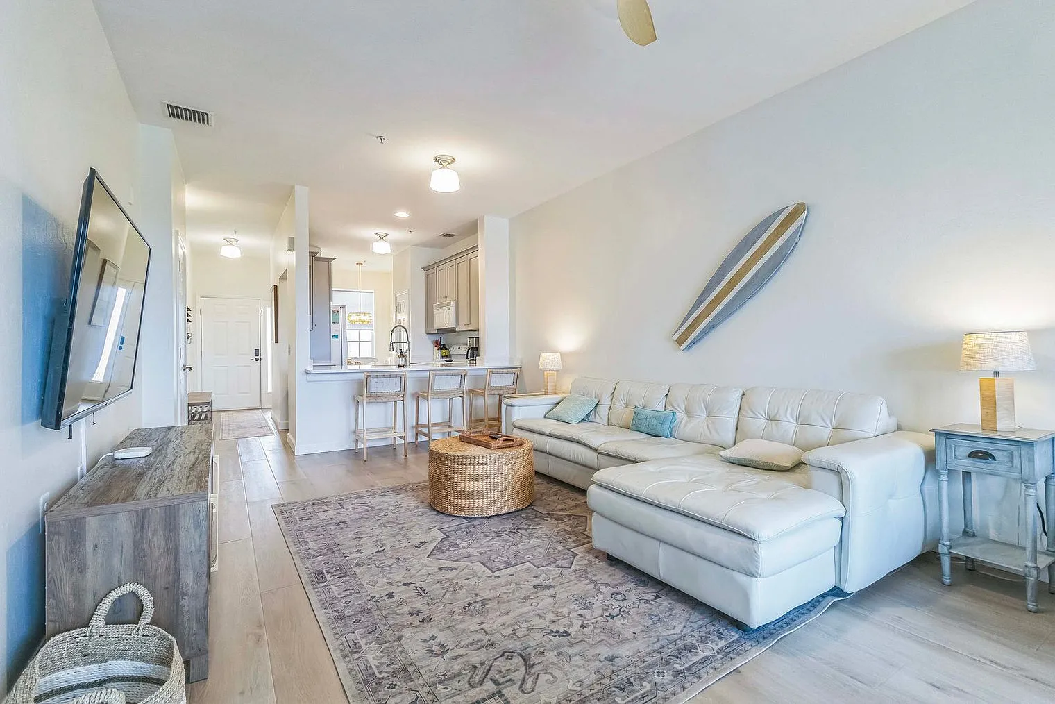 2 bed, 2.0 bath, 1097 sqft, $4,276 — Photo 3