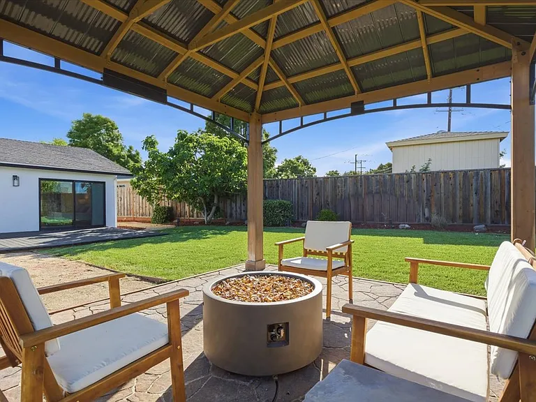 7947 Serena Ct — Photo 36