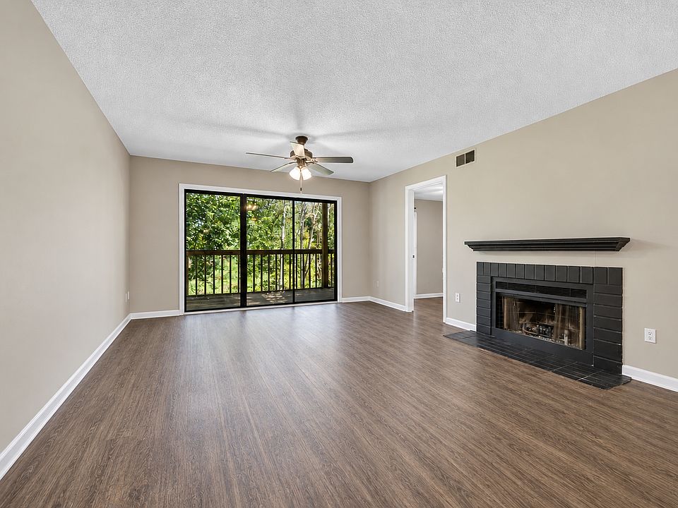 2nd image of 122 Edgewater Ln