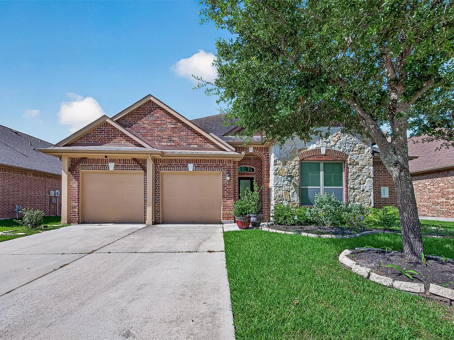 4 bed, 3.0 bath, 2721 sqft, $2,700 — Photo 1