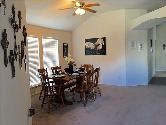 5th image of 320 Kennedy Dr