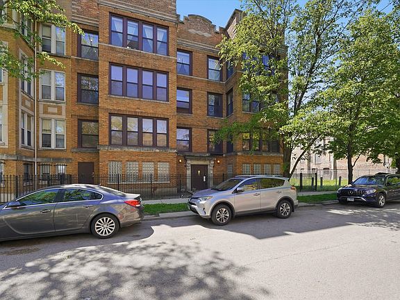 4th image of 4740 S Ingleside Ave #3S