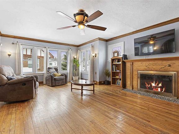 3rd image of 405 Churchill St