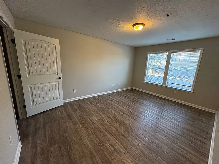 New London Apartments — Photo 32