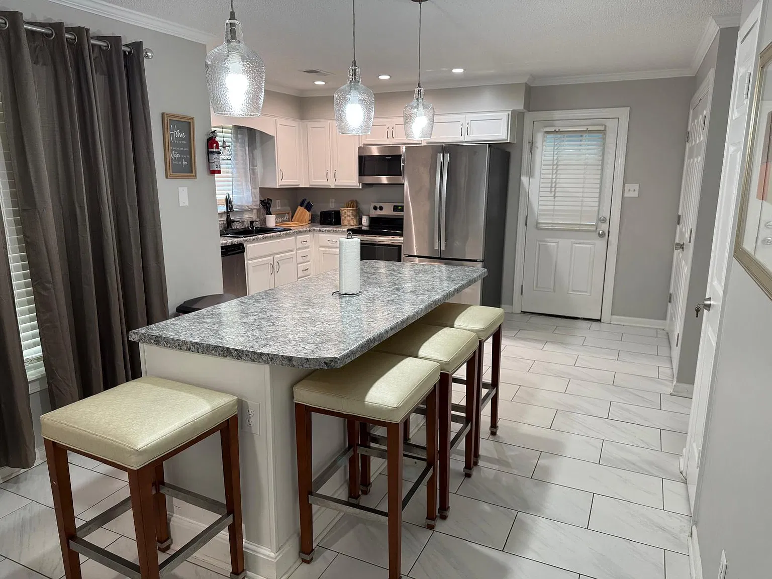 4 bed, 2.5 bath, 2195 sqft, $9,489 — Photo 3