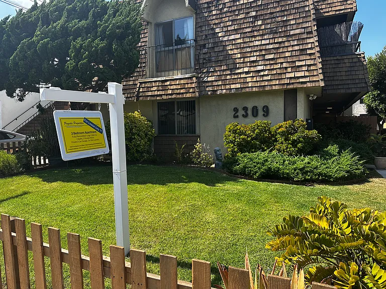 Well Landscaped, "Real Grass" Lawn, GREAT Neighborhood. Very quiet. Garages in back behind Apts