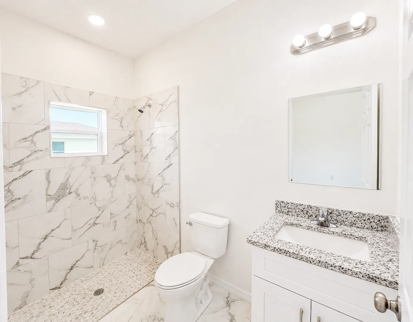 Location Location Location-Newer 2 Bedroom 2 Bathroom-Move In Ready — Photo 4