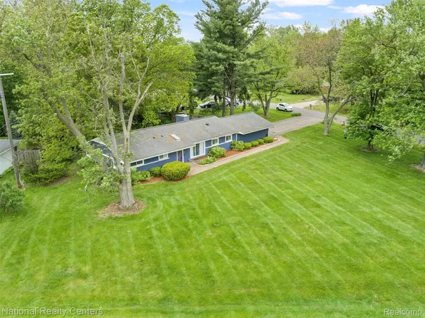 7408 N Briarcliff Knoll Dr, West Bloomfield, MI 48322