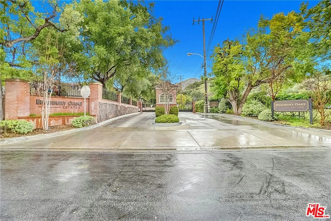 2 bed, 1.0 bath, 3323 sqft, $5,995 — Photo 4
