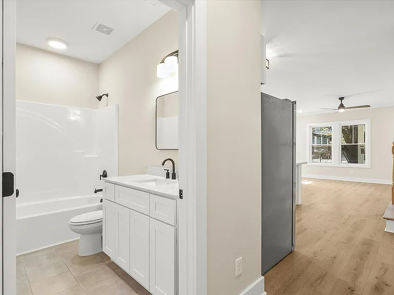 658 E Henry St — Photo 10