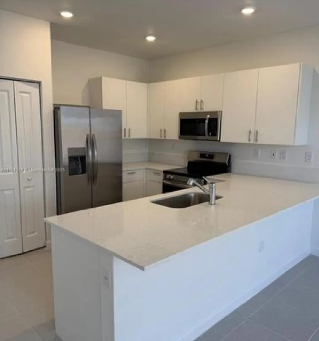3 bed, 2.5 bath, 1450 sqft, $2,500 — Photo 3