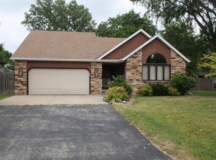 1426 W Roselawn Dr, Appleton, WI 54914