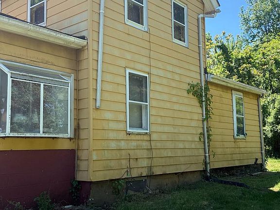 3rd image of 668 Fairview Rd