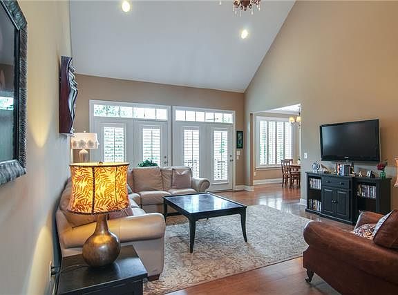 4th image of 400 Summit Oaks Dr