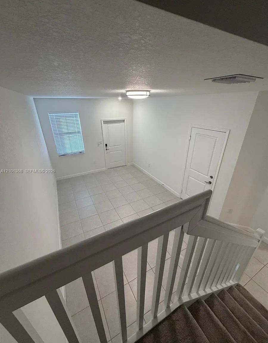 3 bed, 2.5 bath, 1695 sqft, $3,050 — Photo 3