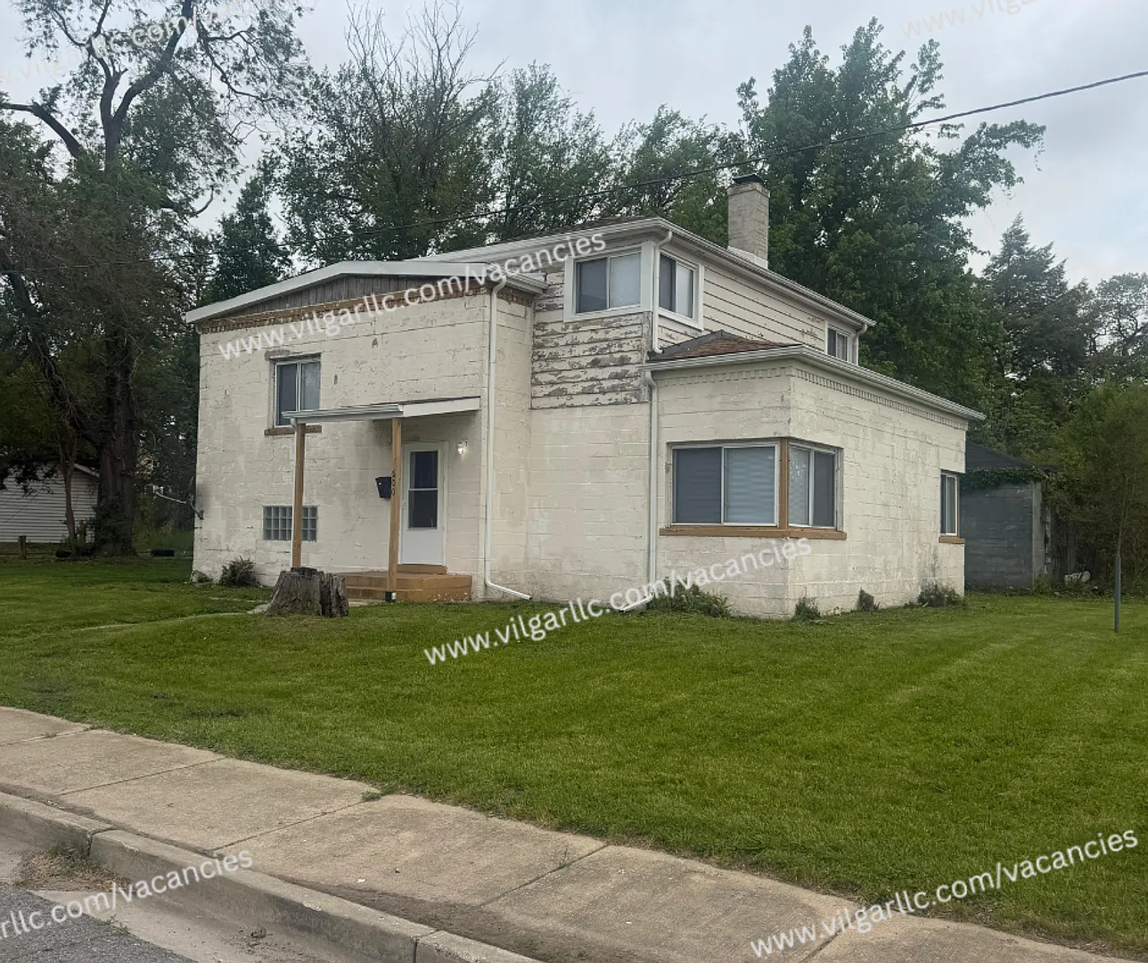 Newly Renovated 4 Bedroom 2- Bathroom 3 story Home — Photo 1