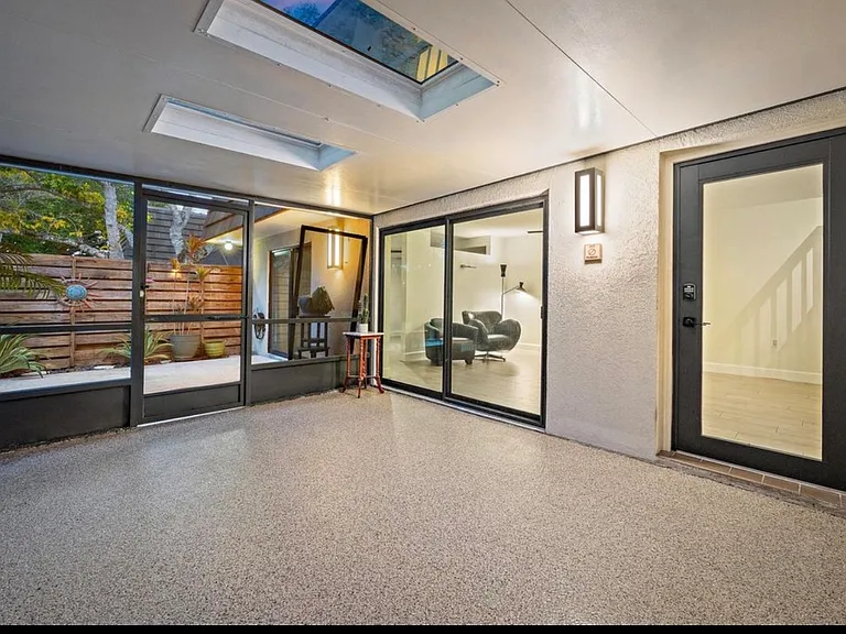 Hidden gem - remodelled outdoor living area (in addition to patio)