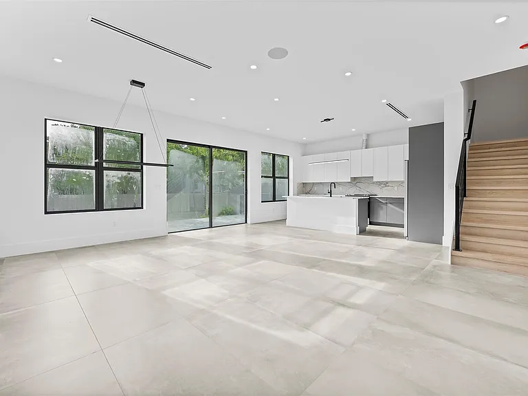 3294 SW 15th Ave — Photo 3
