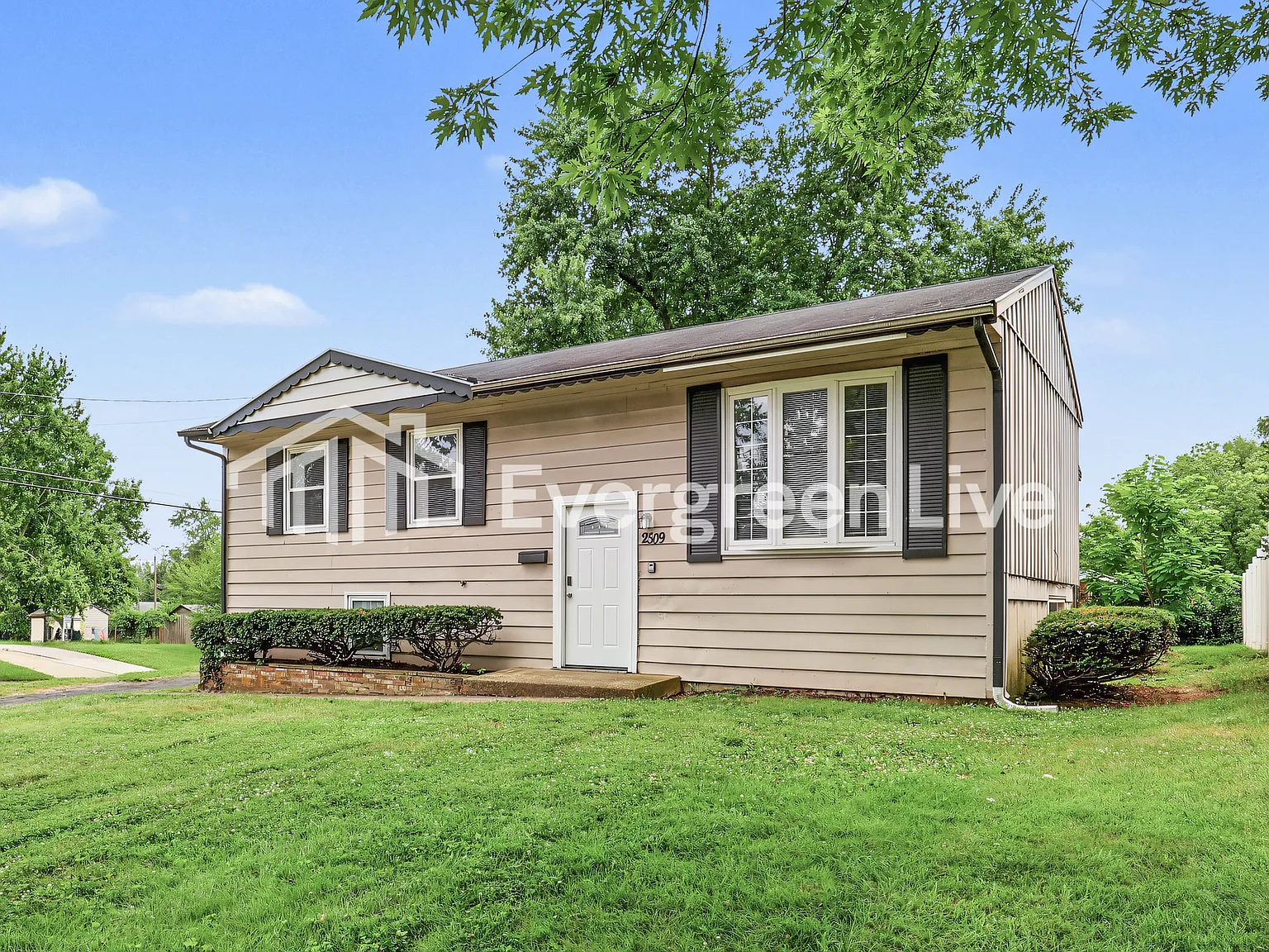 3 bed, 1.0 bath, 1225 sqft, $1,545 — Photo 2