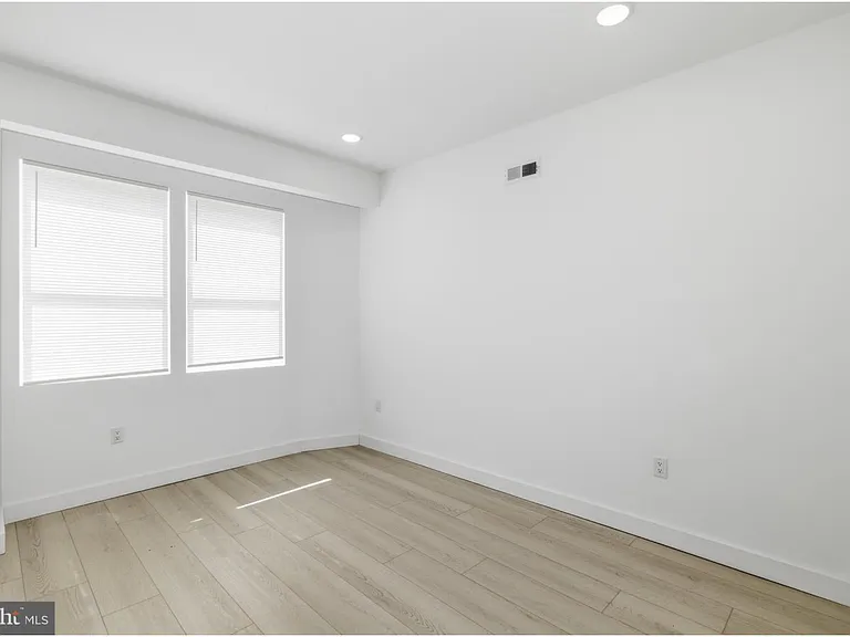 1023 W Orleans St — Photo 12
