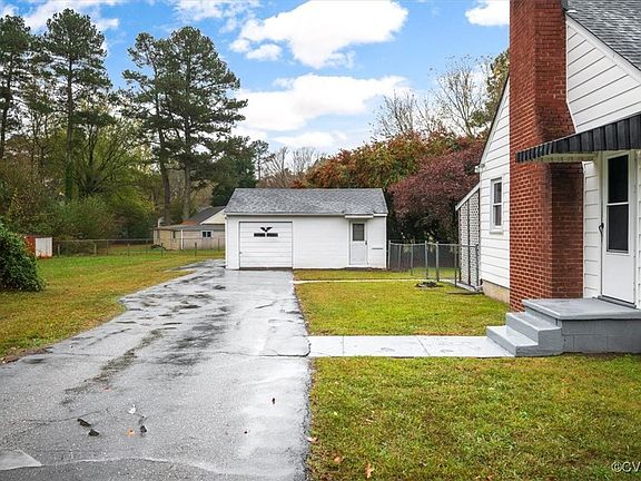 2nd image of 2752 Meadowbrook St