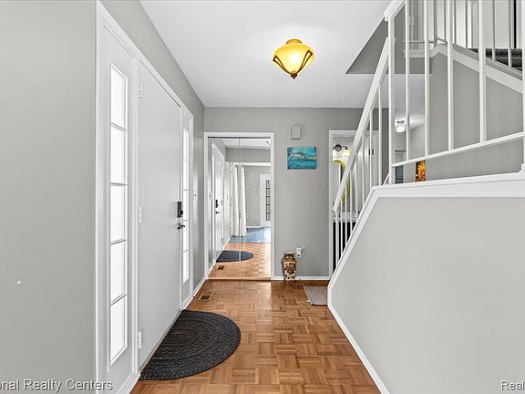 5th image of 42142 Roscommon St