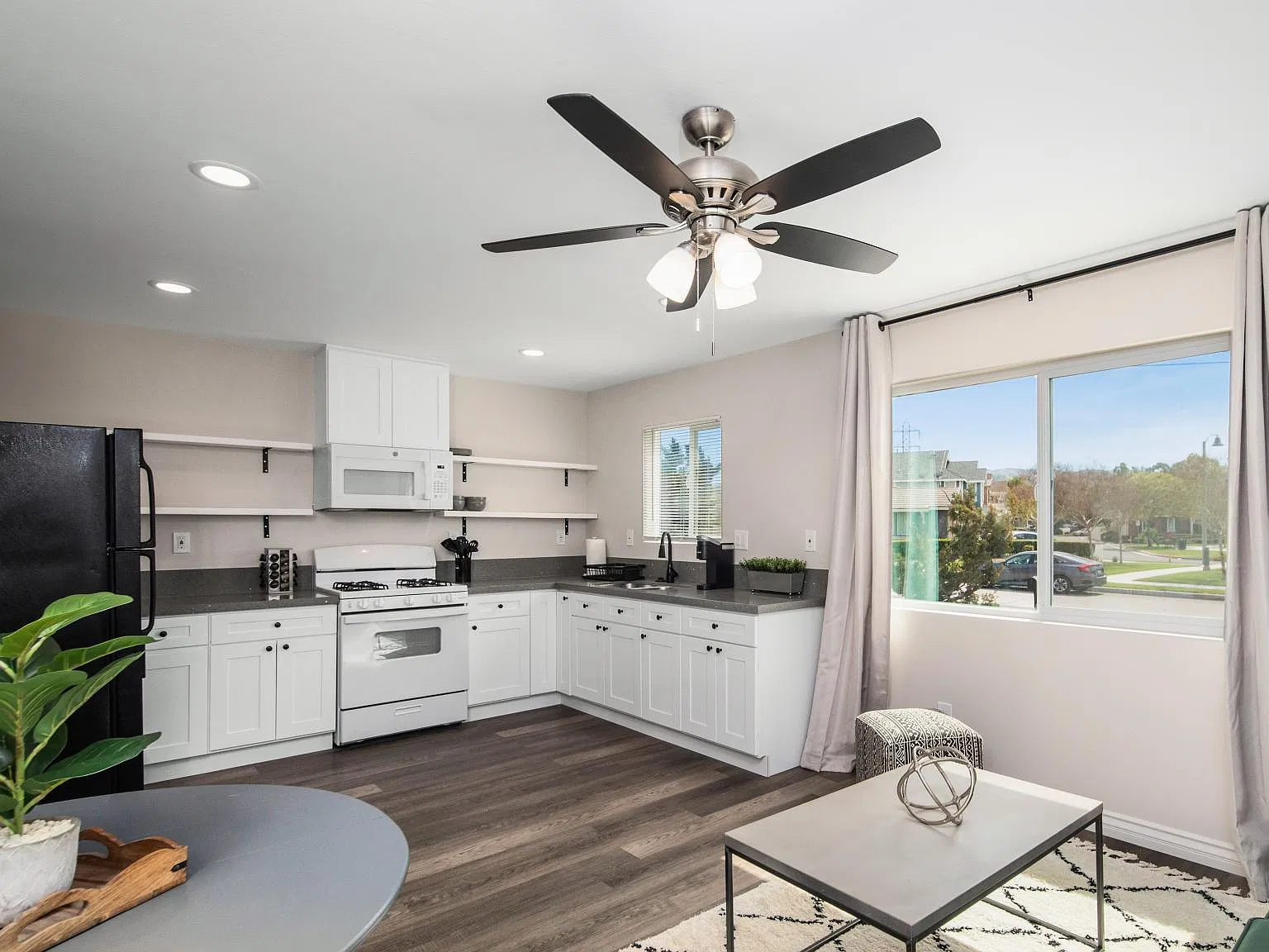1 bed, 400 sqft, $1,800 — Photo 2