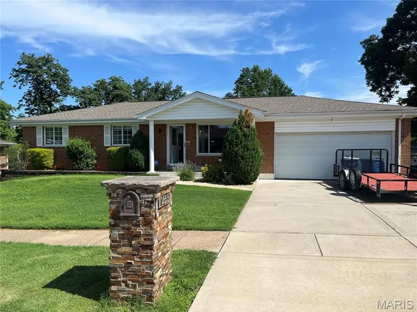 4657 Skyridge Ct, Saint Louis, MO 63128