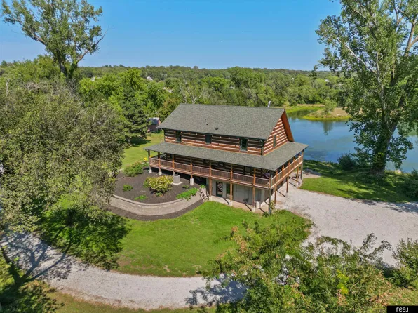 8305 Kauai Dr, Papillion, NE 68046