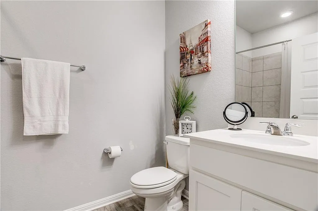 4 bed, 2468 sqft, $1,999 — Photo 2