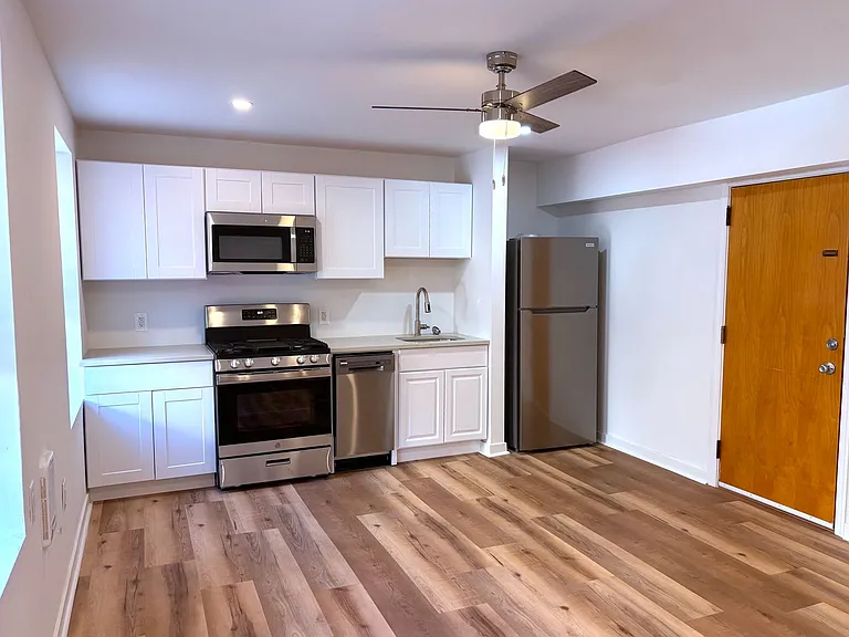 Sherwood Court Apartments — Photo 16