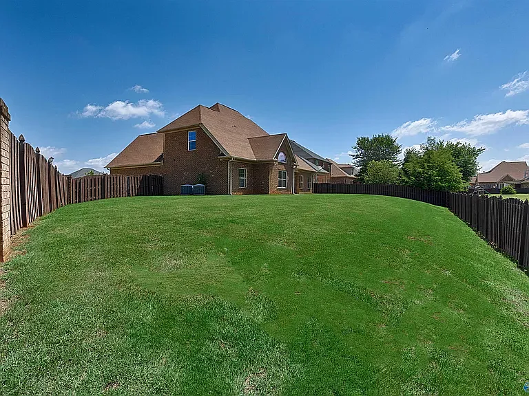 115 Woodmere Ct — Photo 32