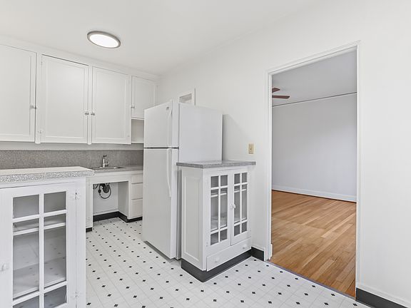 2nd image of 2128 SE Hawthorne Blvd #26