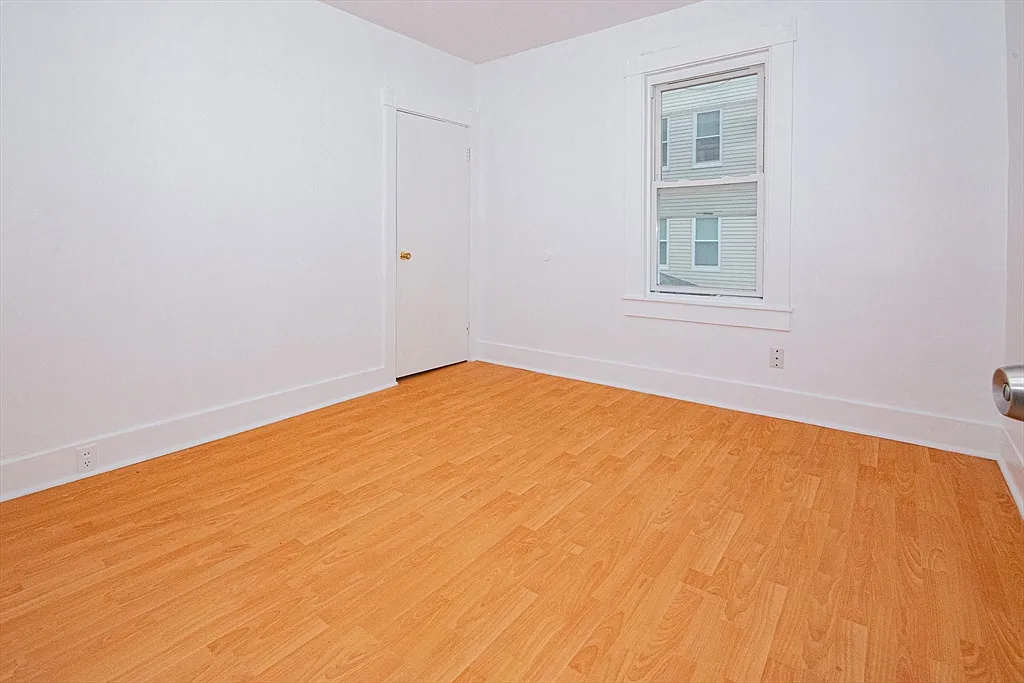 3 bed, 1.0 bath, 1000 sqft, $2,600 — Photo 2