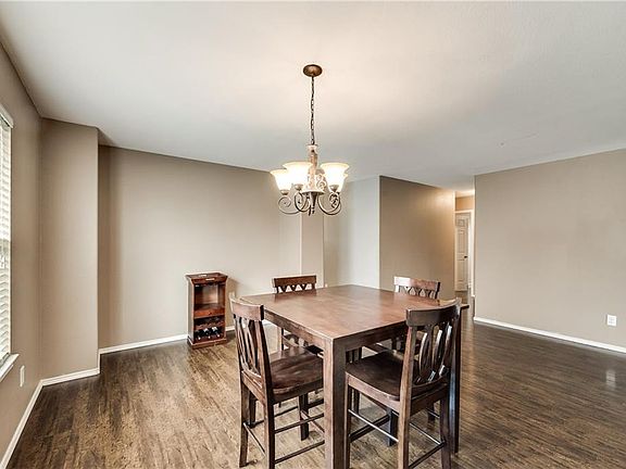 4th image of 2416 Loreto Dr